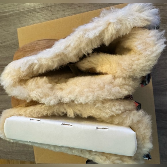 New with box Ugg Bailey Bow checkered, chestnut size 7. - Picture 6 of 11